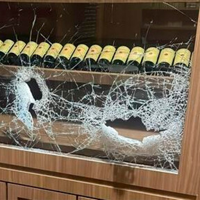 19 botellas de vino, 280.000 euros y un robo en tres minutos: el roto que unos ladrones han hecho a un restaurante de Milán haciéndose pasar por obreros 