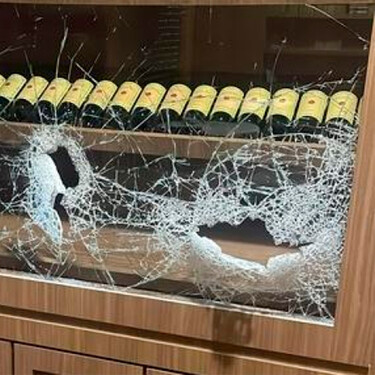 19 botellas de vino, 280.000 euros y un robo en tres minutos: el roto que unos ladrones han hecho a un restaurante de Milán haciéndose pasar por obreros 