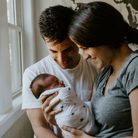 La salud mental de las madres durante el postparto mejora cuando los padres se quedan en casa con ellas