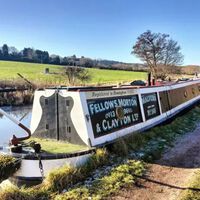 Ni en una casa, ni en una autocaravana. Cada vez más jóvenes de Reino Unido viven en barcos: "Si quiero irme mañana, lo hago"