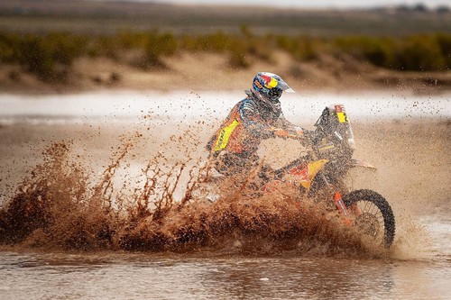 Debacle en el Dakar: Benavides se pierde, van Beveren abandona y Walkner se queda el liderato