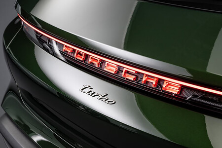 Porsche Taycan 2024 iluminación logotipo