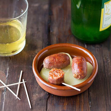 Cómo hacer chorizos a la sidra, receta clásica de aperitivo