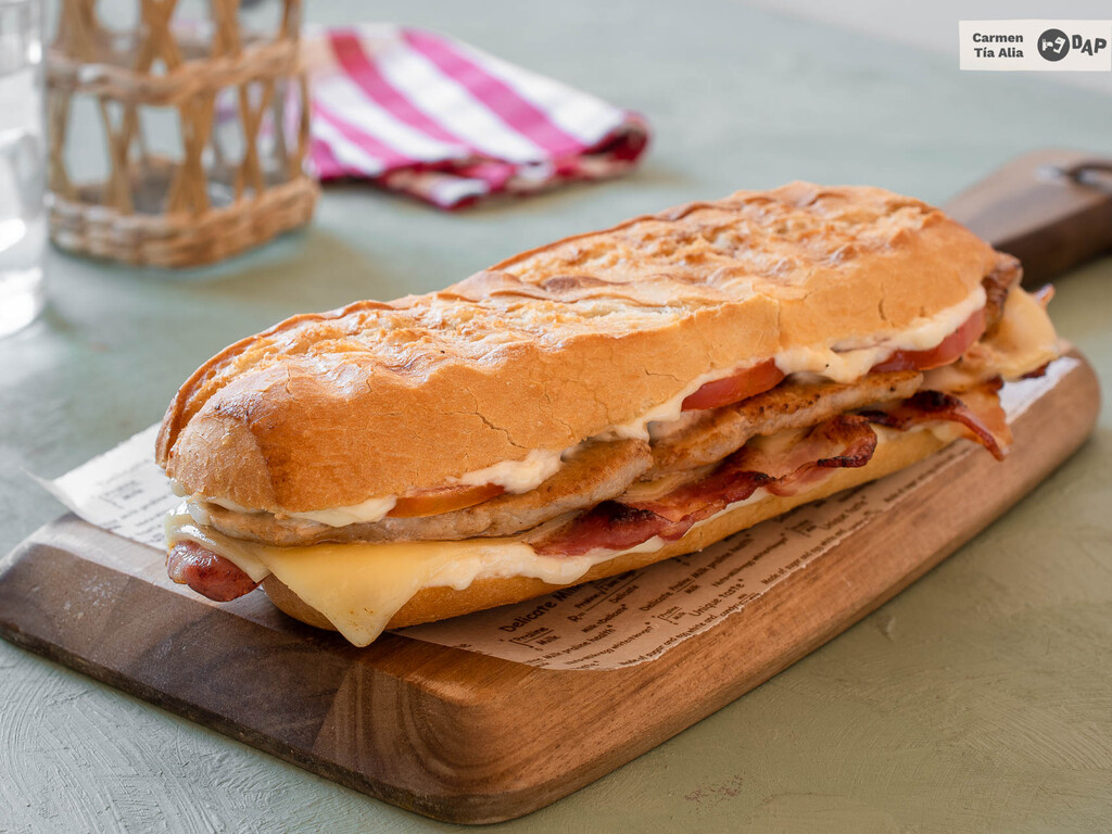 Montadito piripi: receta de uno de los más míticos bocadillos sevillanos