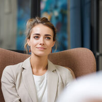 El 58% de la Generación Z con título no encuentra trabajo. Un original QR lo ha cambiado todo para este joven 