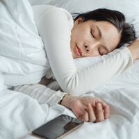Carlos Egea, doctor experto en neumología: "Dormir bien en verano no es solo cuestión de comodidad" 