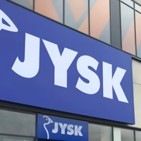 JYSK liquida la cajonera estrecha y alta ideal para dormitorios pequeños con la que ganar mucho almacenaje