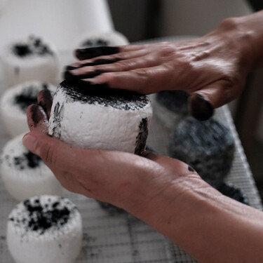 Así trabaja la pequeña quesería en pleno centro de Zafra (Badajoz) donde se elabora el mejor queso de España de 2025