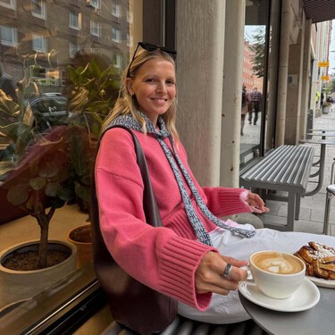 Las sneakers color vino que van a sustituir a las bailarinas en los looks de las pijas este otoño 