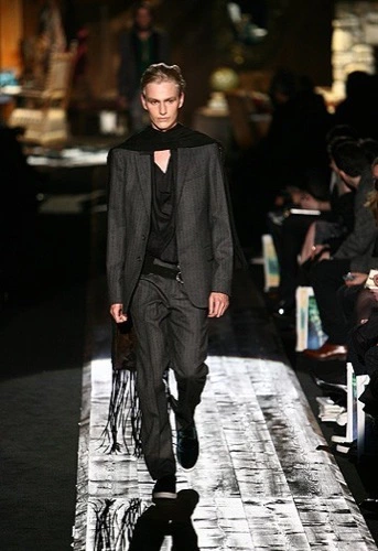 Looks para Navidad. El traje y sus numerosos estilos. Roberto Cavalli