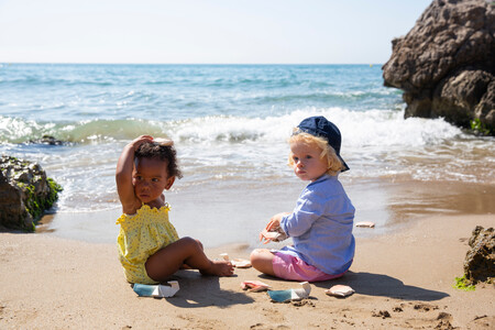 Once juguetes de playa para bebés: hay vida más allá del cubo y las palas