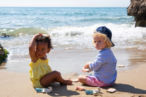 Once juguetes de playa para bebés: hay vida más allá del cubo y las palas