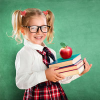 Las asociaciones de padres demandan a las editoriales por el sobrecoste de los libros de texto: más de 1.200 millones de euros