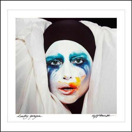 ¿Es un mimo? ¿Es un payaso? ¡No! Es Lady Gaga de promoción de ARTPOP