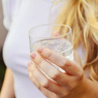 Por increíble que parezca, beber agua helada cuando tienes calor no es una buena idea: esto es lo que dicen los médicos