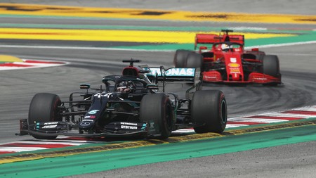 Lewis Hamilton domina en Barcelona con ocho décimas de ventaja sobre Max Verstappen