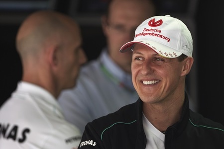 Michael Schumacher es el más rápido de los segundos libres, con Hamilton al acecho
