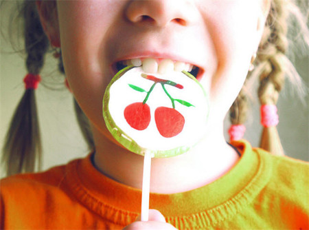 Antes de ofrecer chucherías a un niño alérgico, comprueba bien la composición (y pregunta a sus padres)