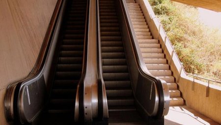 Escaleras mecánicas y ascensores, aparatos que van en contra de nuestro bienestar