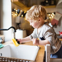 Autonomía en la cocina: las tareas que tus hijos pueden hacer, según su edad 