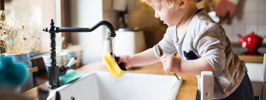 Autonomía en la cocina: las tareas que tus hijos pueden hacer, según su edad 