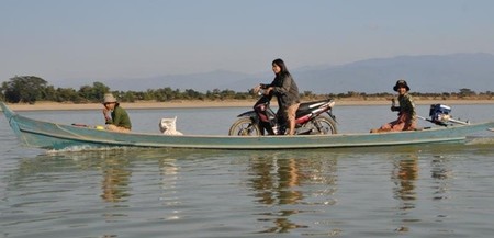 Cómo cruzar un río con un scooter de forma espectacular