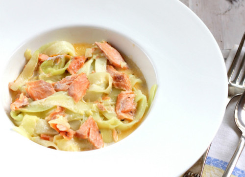 Falsos tallarines de calabacín con salmón. Receta de verano