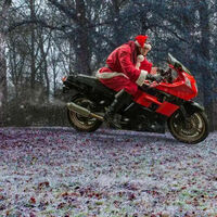 Santa Claus cambia los renos por una Suzuki GSX-R y desata una persecución a 200 km/h 