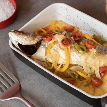 La receta de lubina al horno con verduras más sabrosa y fácil: una cena rápida y completa 