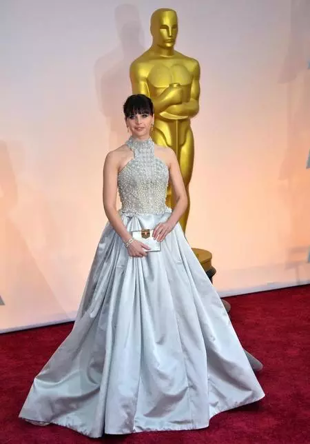 Felicity Jones apuesta por el flequillo en la alfombra roja de los Oscar 2015