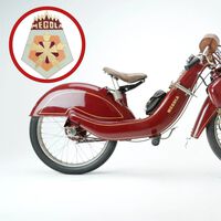 Un ingeniero alemán revolucionó las motos poniendo el motor en la rueda delantera. Dejó en jaque a BMW, pero fracasó porque no había forma de frenarlas