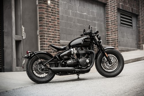 Triumph Bonneville Bobber Black: el lado oscuro de Hinckley se vuelve más siniestro y duro
