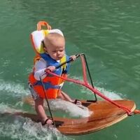 Un bebé de apenas seis meses practica esquí acuático, y a los padres les llueven las críticas