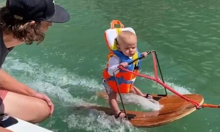 Un bebé de apenas seis meses practica esquí acuático, y a los padres les llueven las críticas