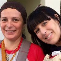 La emocionante historia de una madre que llevó miles de portabebés a los refugiados de Siria