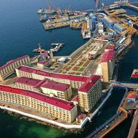 2.000 habitantes, hoteles y un campo de fútbol. La URSS no construyó una ciudad, sino una plataforma petrolífera sobre una mina de oro negro 