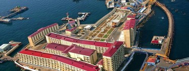 Hace 77 años la URSS levantó una ciudad del petróleo sobre siete barcos hundidos. Hoy aún trabajan allí 2.000 personas 