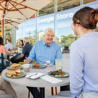 La comida gratis que ofrece Google a sus empleados no es un beneficio extra. Según su CEO ese gasto es mucho más importante