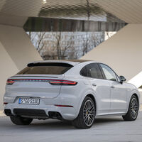 El Porsche Cayenne E-Hybrid aumenta su autonomía eléctrica hasta los 48 km y ya está disponible desde 95.850 euros