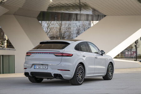 El Porsche Cayenne E-Hybrid aumenta su autonomía eléctrica hasta los 48 km y ya está disponible desde 95.850 euros