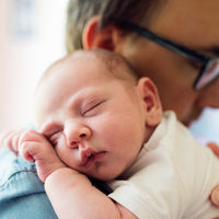 Permiso de paternidad de ocho semanas: dan luz verde para su entrada en vigor el 1 de abril