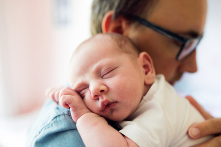 Permiso de paternidad de ocho semanas: dan luz verde para su entrada en vigor el 1 de abril