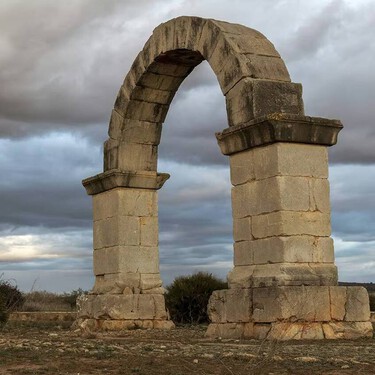 Este arco romano es uno de los mayores misterios de España: en mitad de un llano y cerca de donde pasaba la Vía Augusta 