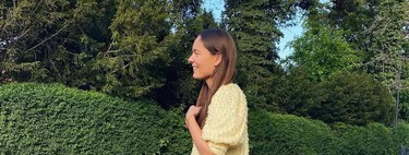 Sfera rebaja el vestido de lino fresco y cómodo ideal para llevar 24/7 con sandalias planas y bolso tote