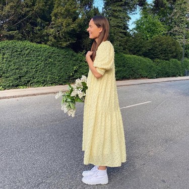 Sfera rebaja el vestido de lino amarillo, holgado y elegante con el que vestir fresca y cómoda en los días más calurosos