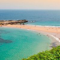 Ni El Sardinero ni Oyambre: esta es la playa virgen con una lengua de arena dorada que no puedes dejar de visitar en Cantabria 