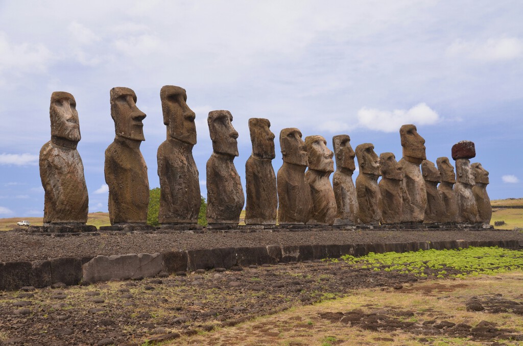 Llevamos siglos preguntándonos cómo se movían las estatuas de la Isla de Pascua. La respuesta era muy sencilla: caminando 