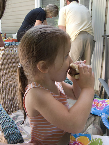 Comiendo hamburguesa