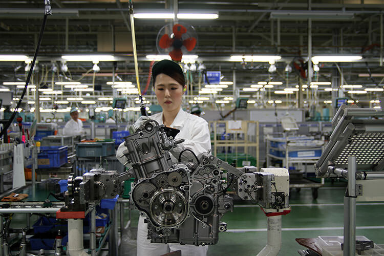 Así fabrica Honda una CBR en una hora: extra de perfeccionismo, monos blancos y un motor en 36 pasos