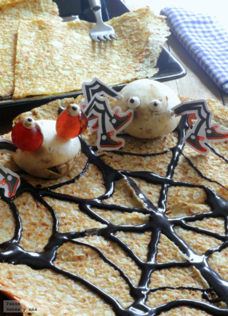 Crêpes de compota de pera con arañas. Receta de Halloween